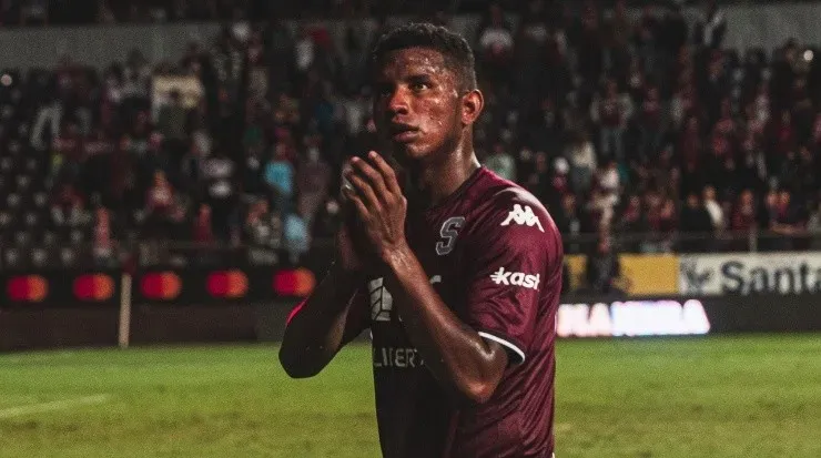 Fidel Escobar debutando el sábado anterior ante Cartaginés (Saprissa)