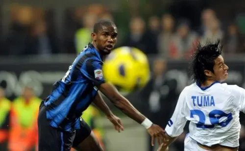 Tuma en disputa con Samuel Eto.