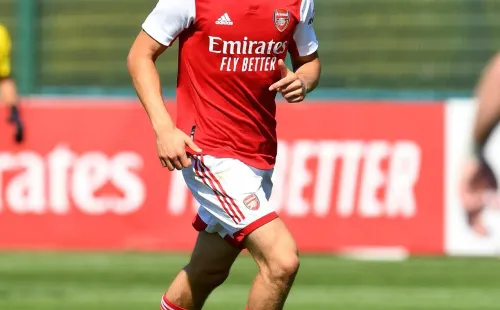 Elián Quesada con la camiseta del Arsenal Sub-28 / Foto: Arsenal