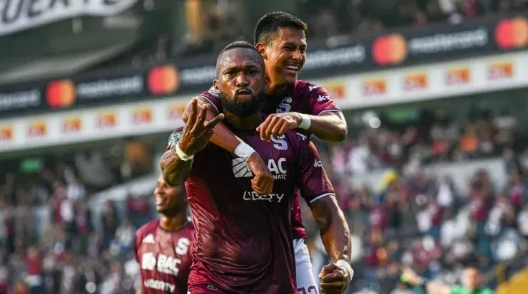 Zamora en espaldas de Kendall Waston tras lograr una anotación (Saprissa)