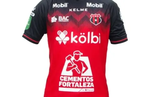 Esta es la nueva camiseta dedicada a la trayectoria de Bryan Ruiz (LDA)