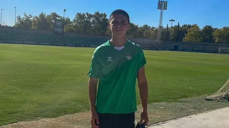 Santiago en su pasantía por el real Betis de España