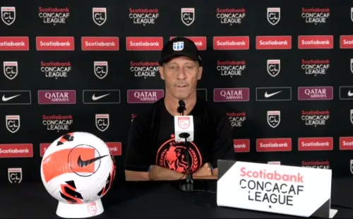 Pedro Troglio en la previa ante Municipal en Liga Concacaf