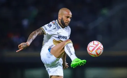 Dani Alves con la camiseta de los Pumas en México / Getty