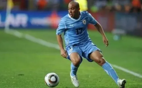 Jugó en Sacachispas y jugó los Mundiales de 2010 y 2014 con Uruguay