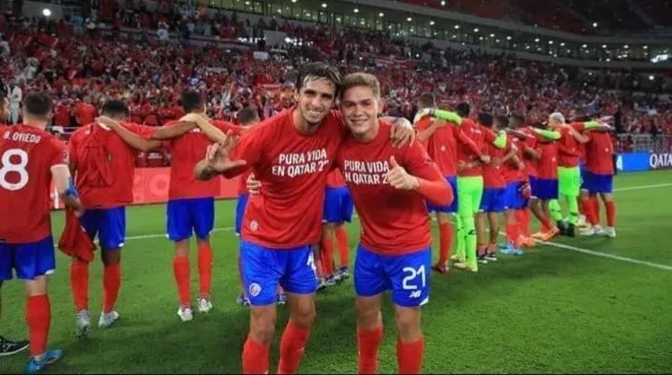 Bryan Ruiz y Brandon Aguilera luego de la clasificación de Costa Rica en Qatar (Fedefut CRC)