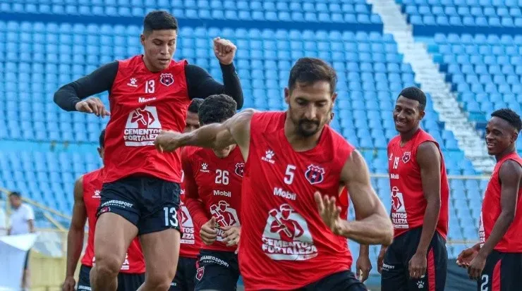 Alajuelense ya se entrenó en el estadio Cuscatlán (LDA)