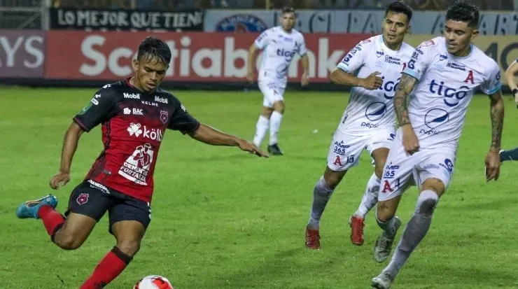 Alajuelense se dejó el triunfo en el juego de ida con marcador de 1 por 0 (LDA)