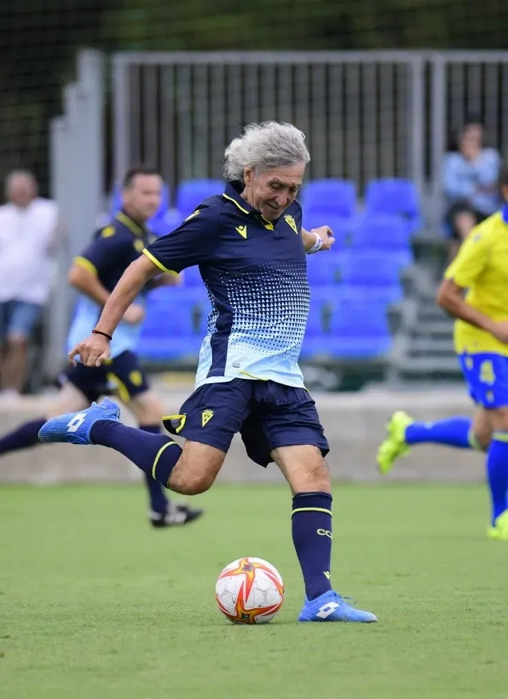 El 'Mágico', a punto de conectar la esférica en el amistoso entre veteranos del club (Fuente: Cádiz)