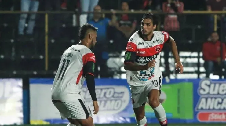 Con Alajuelense, Bryan Ruiz no ha tenido el mejor rendimiento y ello le ha generado muchas críticas (LDA)