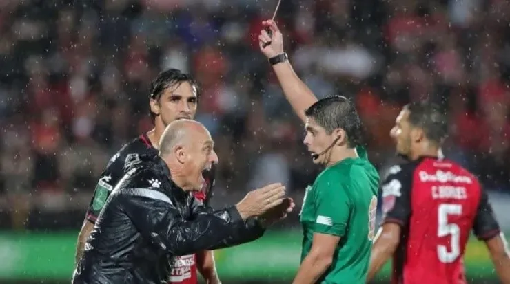 Momento de la expulsión del DT Fabián Coito (Diario La Nación)