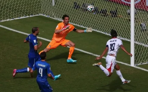 Bryan Ruiz le marca a Italia en Brasil 2014