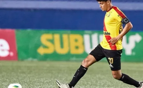 Yeltsin Tejeda con la camiseta de Herediano