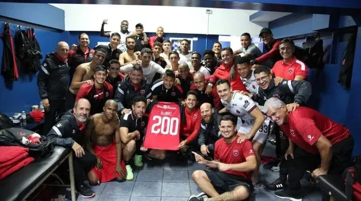 El camerino liguista celebró con el hondureño sus 220 partidos como rojinegro (LDA)