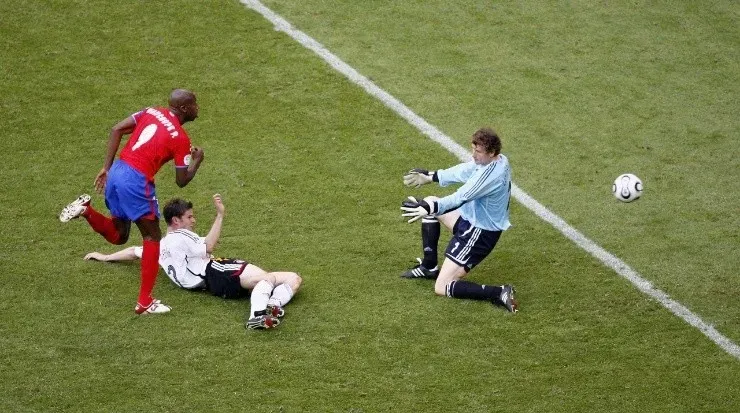 Paulo César Wanchope anotó dos veces ante Alemania (Getty)