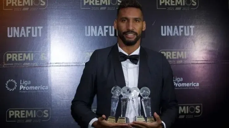 Hernández ganó a finales del año anterior 4 galardones como mejor jugador del torneo, mejor extranjero, máximo goleador y extranjero más goleador (Unafut)