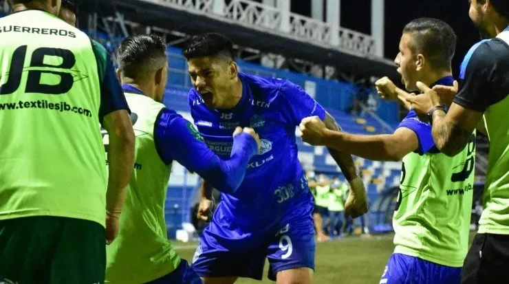 Leiva juega como mediocampista ofensivo (MPZ)