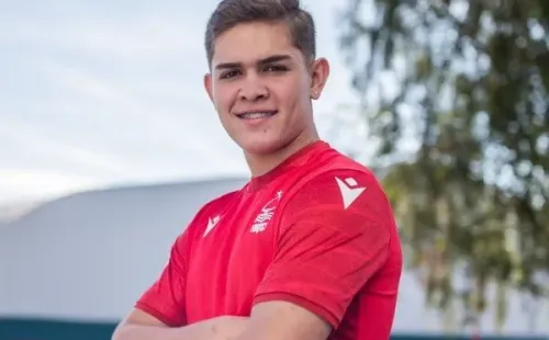 Brandon Aguilera con la camiseta delNottingham Forest