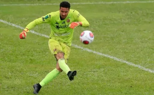 Esteban Alvarado con la camiseta de Herediano