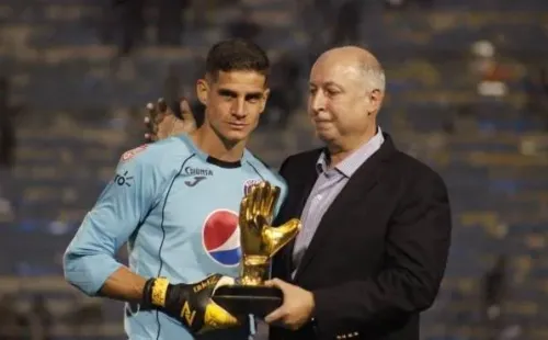 Jonathan Rougier recibiendo el premio a mejor arquero en la Liga Concacaf 2019 (Foto: Liga Concacaf)