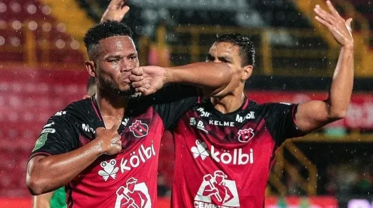 Rolando Blackburn celebrando la única anotación que ha hecho con Alajuelense (LDA)