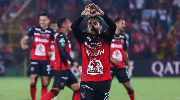 Aarón Suárez destacó en Alajuelense (LDA)