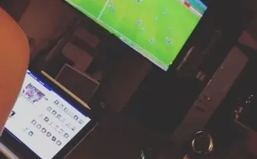 Carolina Padrón viendo el partido entre Costa Rica vs Nigeria