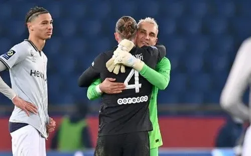 Keylor Navas y Sergio Ramos celebrando un triunfo del PSG.