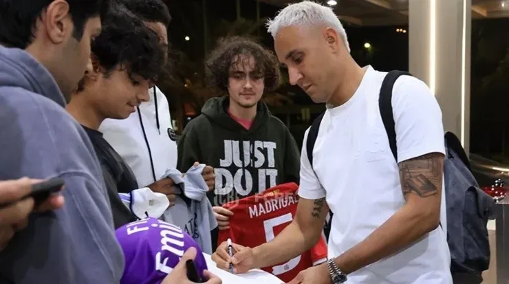 Keylor firmó algunos autógrafos a su llegada al hotel (Fedefut CRC)