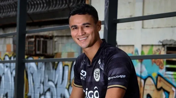 El exalajuelense se mostró muy feliz en su nuevo club (Sporting FC)