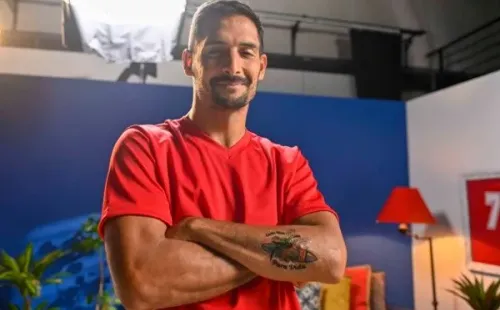 Celso Borges enseñando su tatuaje repartido por el ICT (Foto: ICT)