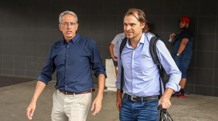 Antonio Solana, gerente de Alajuelense, recibió a Carevic este lunes en el Aeropuerto (LDA)