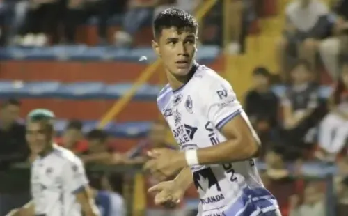 Fernando Lesme con la camiseta de Municipal Grecia