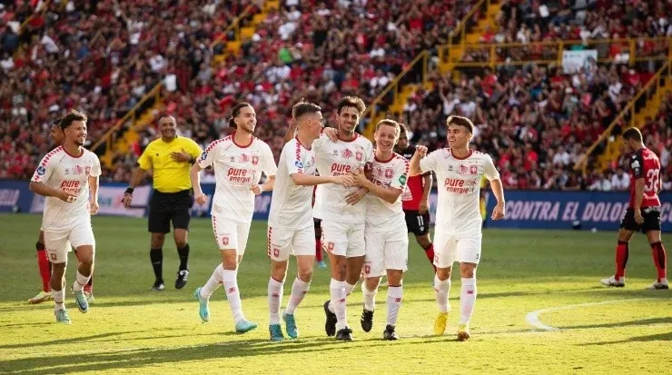 Bryan Ruiz jugó un tIempo con su exequipo el sábado anterior, en el prtido de su despedida (LDA)