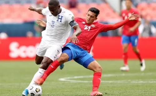 Alonso Martínez presiona a Maynor Figueroa en un partido internacional (Foto: Getty)
