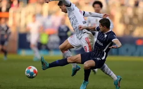 Christian Gamboa le quita la pelota a Robert Lewandowski (Foto: Getty)