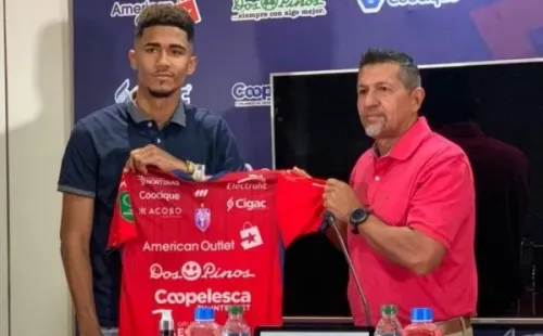 Eduardo Anderson siendo presentado por San Carlos (Foto: San Carlos)