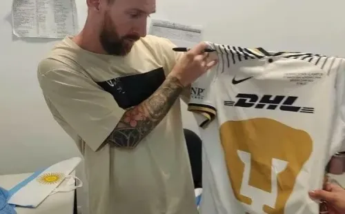 Lionel Messi con la camiseta de Pumas