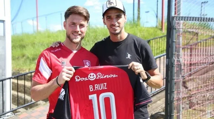 Bryan Ruiz y su excompañero de equipo en el FC Twente, días antes del juego de despedida (LDA)