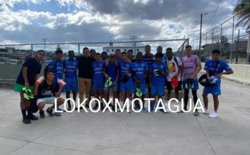 Denil Maldonado junto a las reservas del Motagua (Foto: Locos x Motagua)
