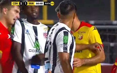 Fernán Faerron mordió la defensorAlvin Bennette