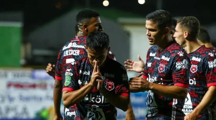 Aarón Suárez anotó el tercer gol manudo este sábado, ante Herediano. (LDA)