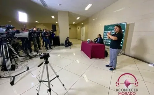 Saprissa añadió a sus conferencias de prensa una intérprete de LESCO (Foto: Acontecer Morado)