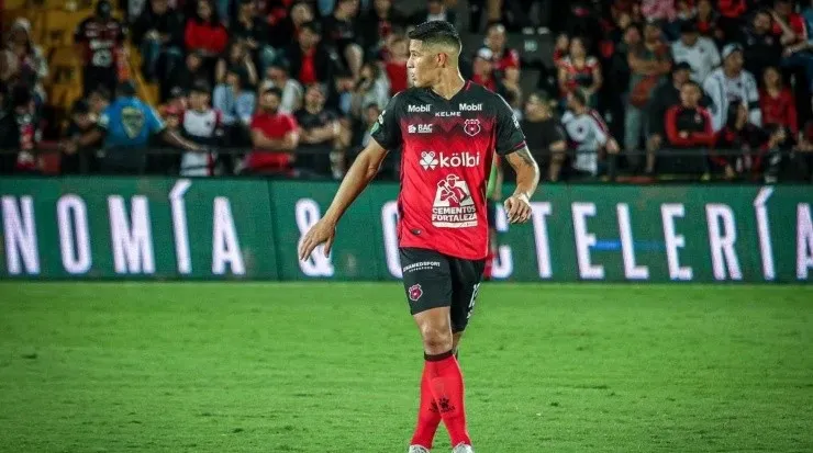 Alexis recibe consejo de Pipo González, Celso Borges, Leonel Moreira, Johan Venegas y Ález López (LDA)