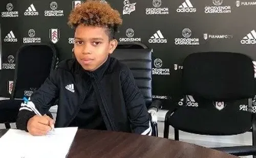 Malachai Belboda firmando con el Fulham a los once años (Foto: The Royal Gazette)