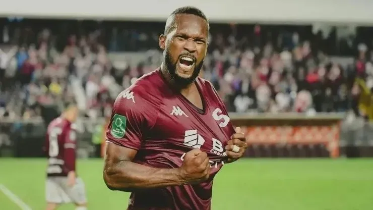 Kendall Waston, lider de la defensa del Saprissa (Saprissa)