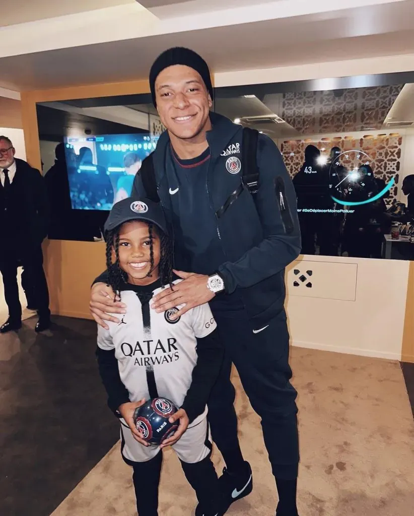 Feliz con su ídolo Kylian Mbappe (Kim Kardashian, Instagram)
