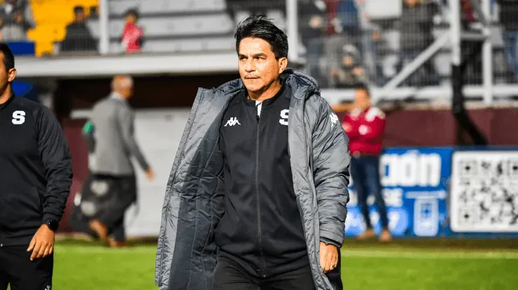 Vladimir Quesada durante su debut en el banquillo de Saprissa en esta nueva etapa con un triunfo 1-0 sobre Santos (Foto: Deportivo Saprissa).
