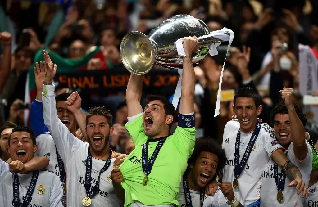 Iker Casillas, el mejor arquero en la historia del Real Madrid según ChatGPT, con el trofeo de la UEFA Champions League en brazos (Foto: Getty)