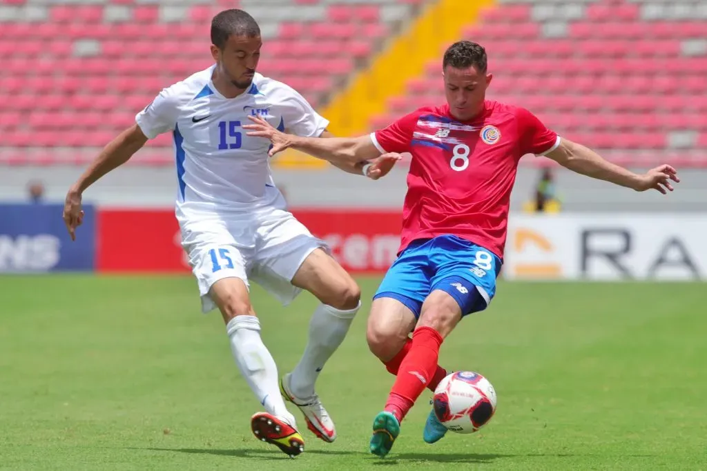 Damien Dassaut (izq) y Bryan Oviedo (der) luchan por la pelota en el partido entre Costa Rica y Martinica que se disputó en San José por la Liga de Naciones de la Concacaf 2022-23 (Foto: Jhon Duran/Concacaf/Straffon Images)